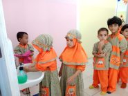 Kegiatan Sehari-hari yang Melatih Tanggung Jawab Anak Usia Dini di PG-TK Al Irsyad