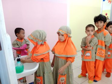 Kegiatan Sehari-hari yang Melatih Tanggung Jawab Anak Usia Dini di PG-TK Al Irsyad